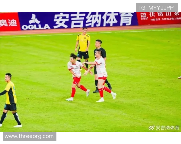 足球员抱抱传递温暖与团结精神展现体育精神的真谛与友谊的力量